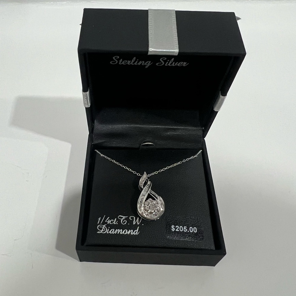 Beautiful brand new sterling silver necklace!